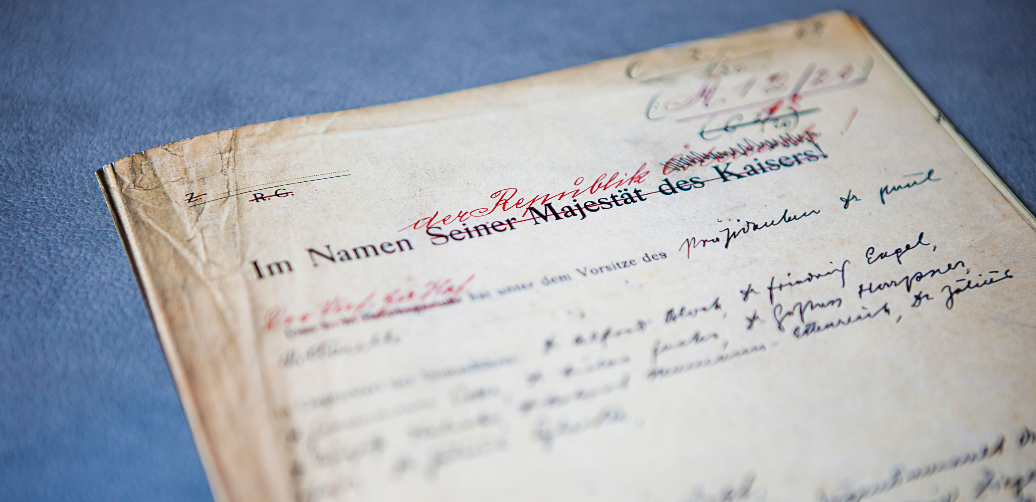 Ein Erkenntnisentwurf aus 1920, bei dem das alte vorgedruckte Papier aus der Monarchiezeit weiterverwendet wurde.