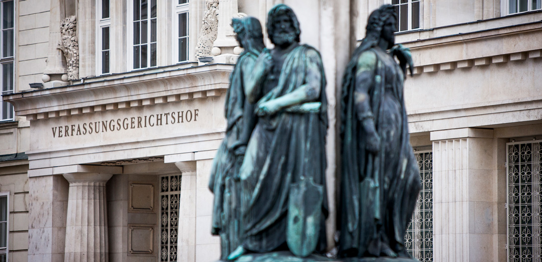 Austriabrunnen auf der Freyung mit Blick auf die Fassade des VfGH